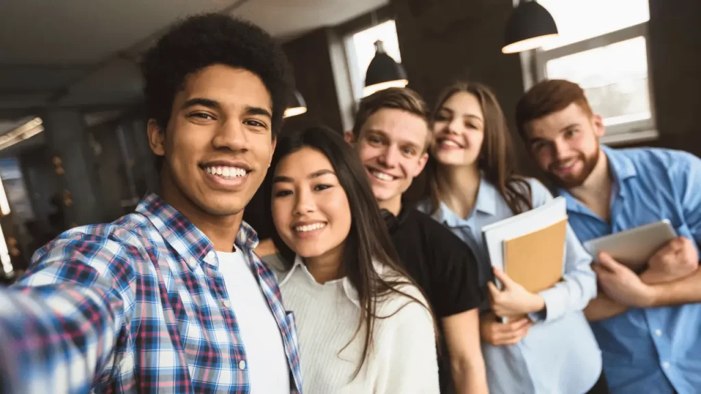internantional students smiling - img connected speech lsi - Language Systems International internantional students smiling