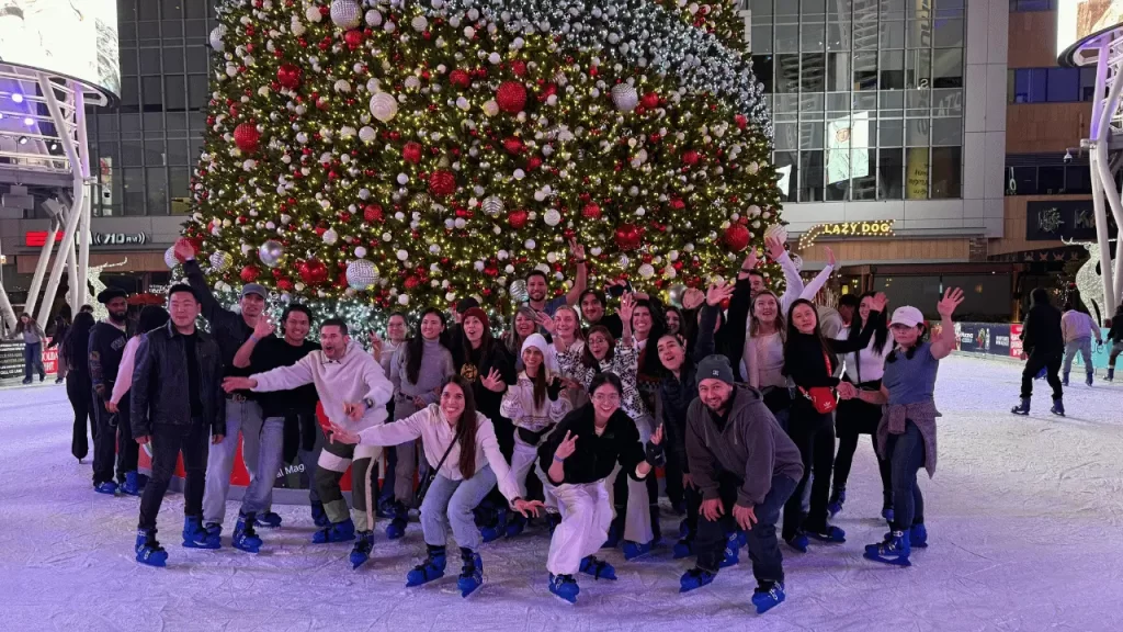 Students in front of a Christmas tree