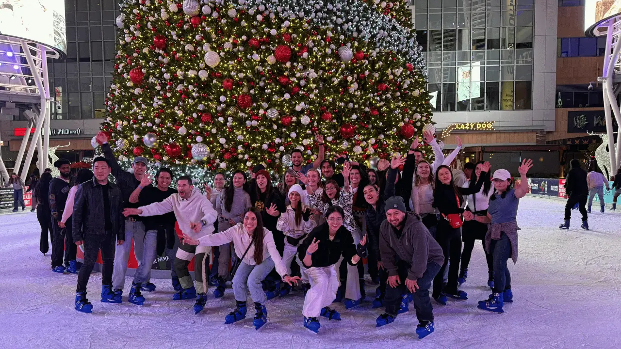 Students in front of a Christmas tree