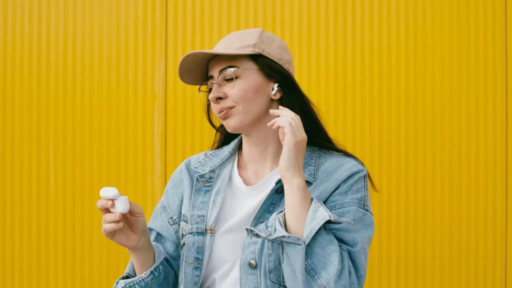 Woman with air pods - img apple air pods lsi - Language Systems International Woman with air pods
