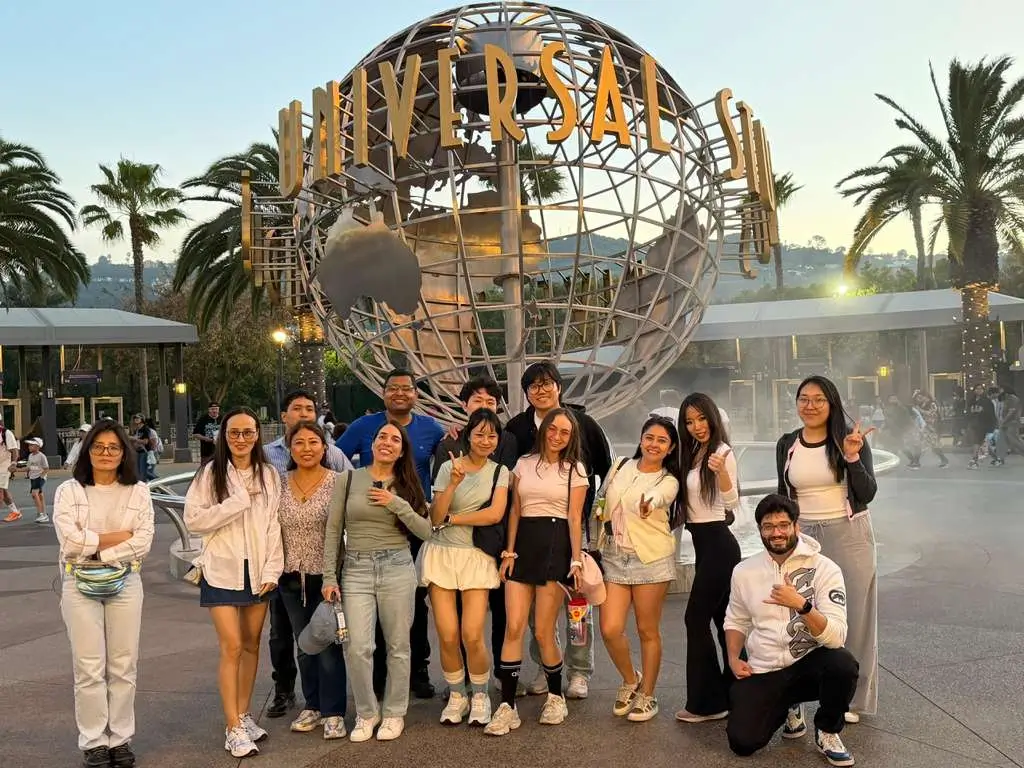 Students at Universal Studios - img lsi at universal studios hollywood los angeles lsi a - Language Systems International Students at Universal Studios